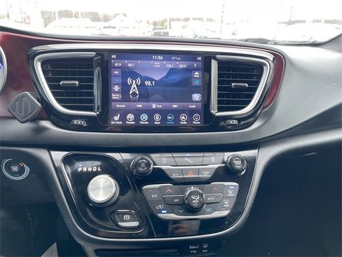 Used 2019 Chrysler Pacifica Touring-L image 13