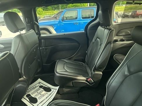 Used 2025 Chrysler Pacifica Limited FWD image 31