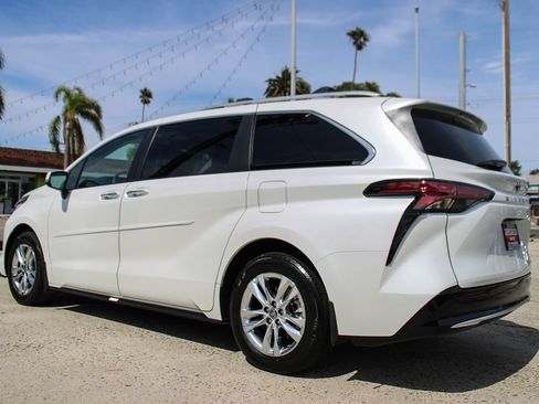 Used 2024 Toyota Sienna Limited FWD image 3