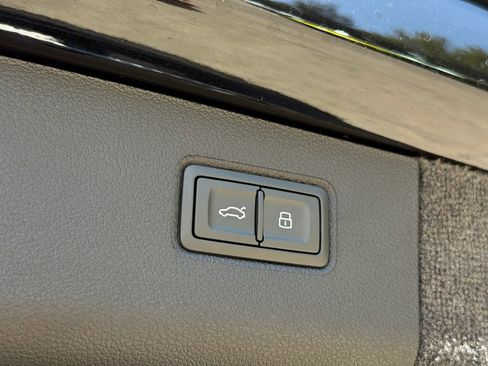 Used 2024 Bentley Bentayga image 37