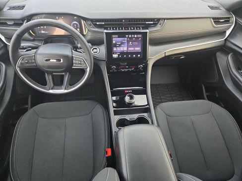 Used 2025 Jeep Grand Cherokee Laredo X image 18