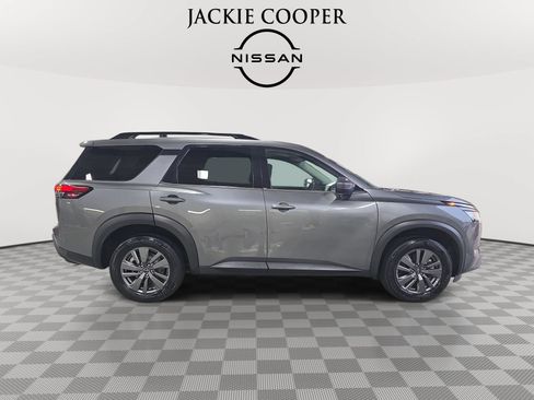 Used 2025 Nissan Pathfinder SV FWD image 4