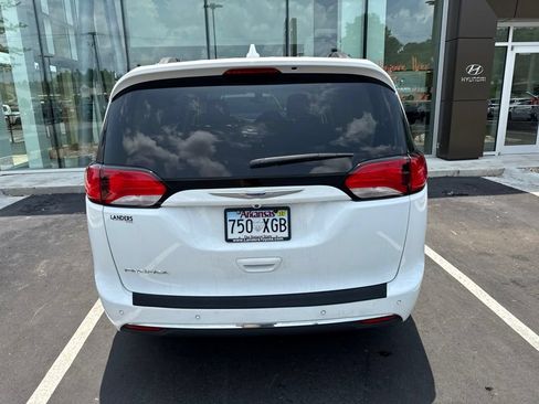 Used 2019 Chrysler Pacifica Touring-L FWD image 4