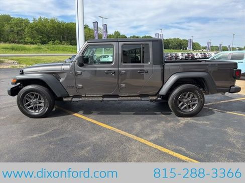 Used 2025 Jeep Gladiator Sport AWD/4WD image 5