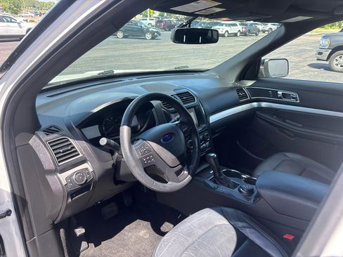 Used 2017 Ford Explorer XLT w/ Equipment Group 202A AWD/4WD image 11