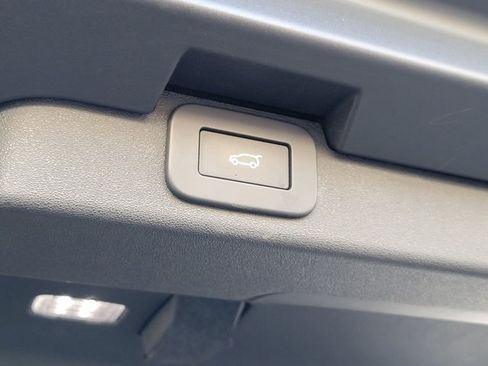 Used 2023 Land Rover Discovery Metropolitan Edition image 13