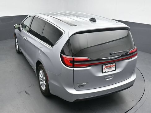 Used 2023 Chrysler Pacifica Touring-L FWD image 27