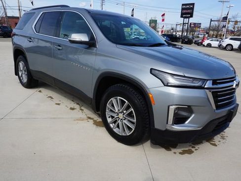 Used 2023 Chevrolet Traverse LT image 2