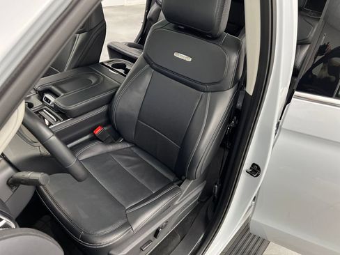Used 2025 Ford Expedition Platinum AWD/4WD image 9
