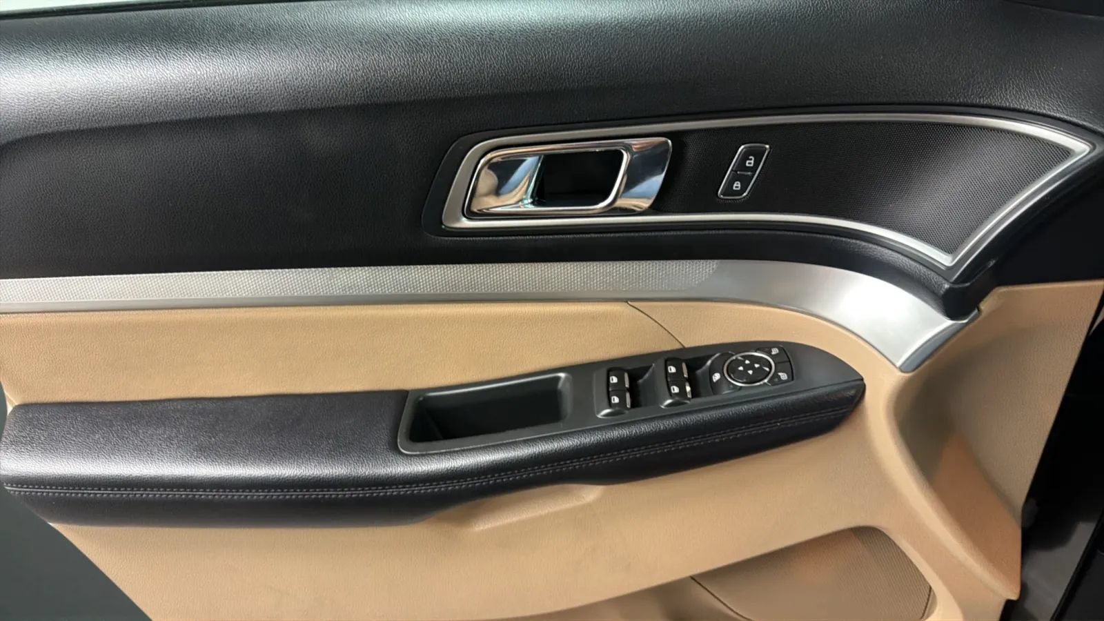 Used 2017 Ford Explorer XLT w/ Equipment Group 201A FWD image 16