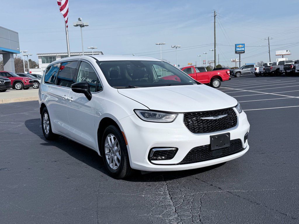 Used 2024 Chrysler Pacifica Touring-L FWD image 2