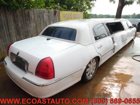 Used 2003 Lincoln Town Car Executive image 2