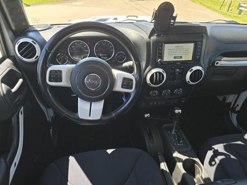 Used 2015 Jeep Wrangler Unlimited Sahara AWD/4WD image 22
