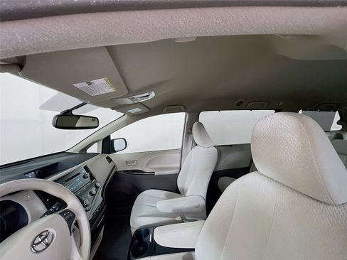 Used 2011 Toyota Sienna LE w/ Towing Pkg FWD image 12