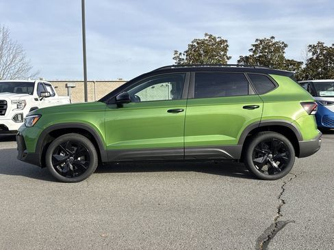New 2026 Volkswagen Taos SE FWD image 2