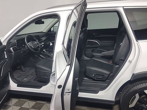 Used 2025 Kia Telluride S AWD/4WD image 17