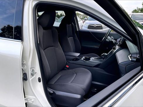 Used 2021 Toyota Venza LE AWD/4WD image 8