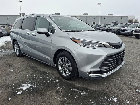 Used 2021 Toyota Sienna Platinum image 3