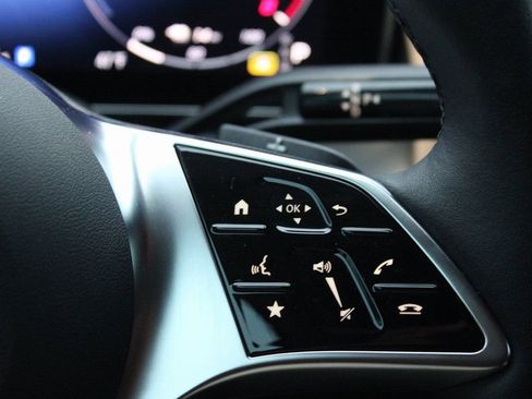 Used 2025 Mercedes-Benz GLC 350e 4MATIC image 17