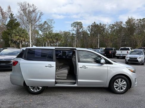 Used 2018 Kia Sedona L image 26