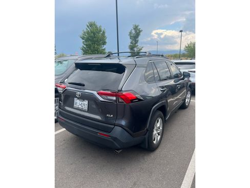 Used 2020 Toyota RAV4 XLE w/ Convenience Package FWD image 3
