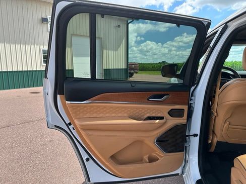 Used 2023 Jeep Grand Cherokee L Summit AWD/4WD image 21