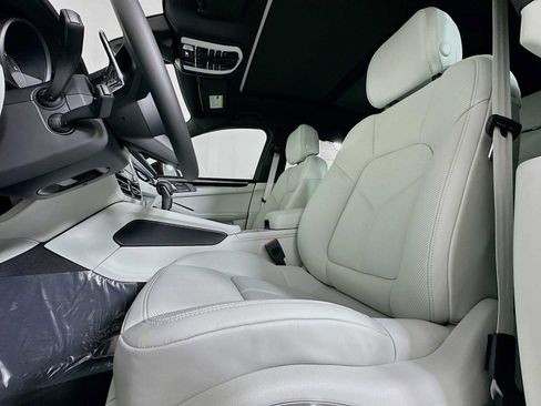 New 2025 Porsche Macan image 5
