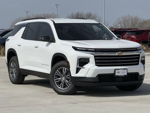 New 2026 Chevrolet Traverse LT image 2
