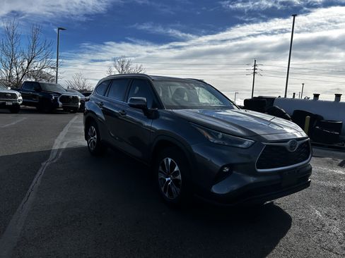 Used 2024 Toyota Highlander XLE image 7