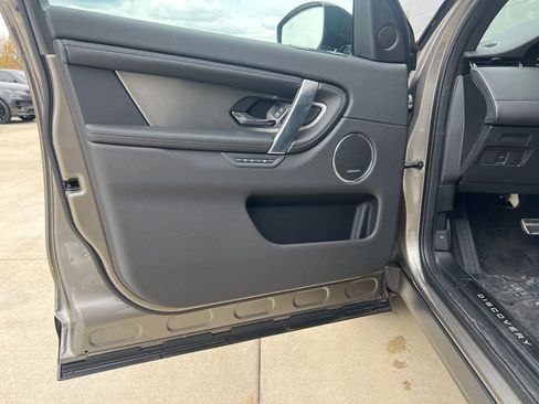 New 2025 Land Rover Discovery Sport Dynamic SE image 9
