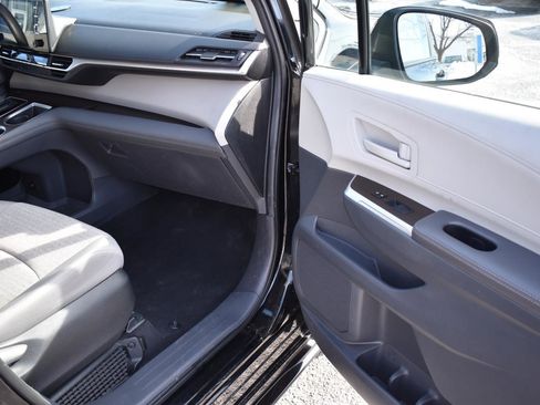 Used 2024 Toyota Sienna LE image 12