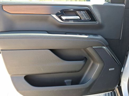 Used 2025 GMC Yukon Denali w/ Sun & Power Step Package AWD/4WD image 10