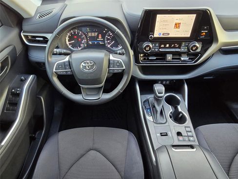 Used 2023 Toyota Highlander LE FWD image 13