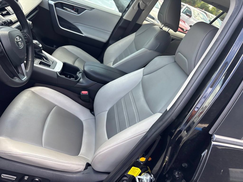 Used 2022 Toyota RAV4 XLE Premium FWD image 16