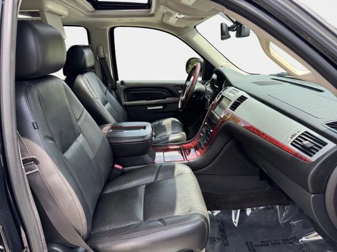 Used 2013 Cadillac Escalade Luxury AWD/4WD image 10