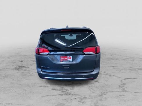 Used 2017 Chrysler Pacifica Touring-L FWD image 9