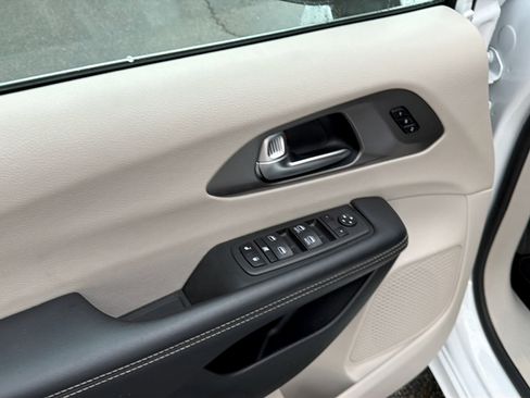 Used 2023 Chrysler Pacifica Touring-L FWD image 11