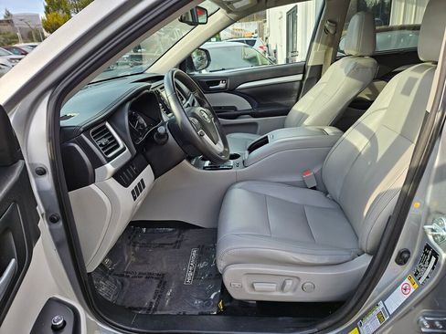 Used 2016 Toyota Highlander XLE image 17