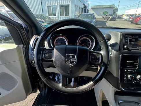 Used 2017 Dodge Grand Caravan SXT image 29