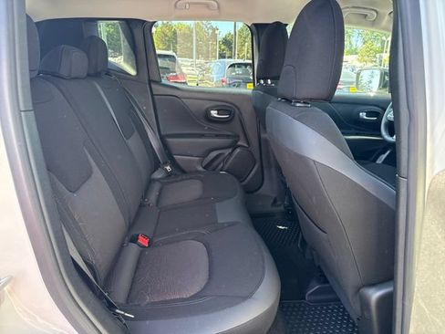 Used 2023 Jeep Renegade Latitude AWD/4WD image 10