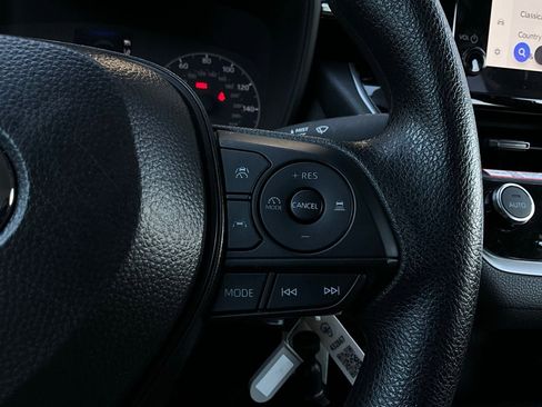 Used 2025 Toyota Corolla LE image 30