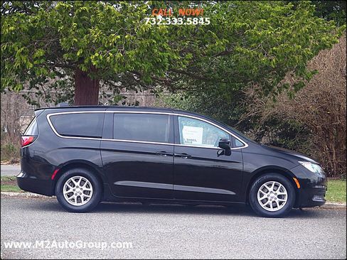Used 2017 Chrysler Pacifica Touring image 5