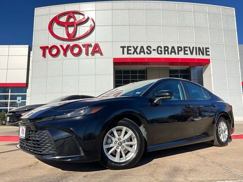 Used 2025 Toyota Camry LE image 2