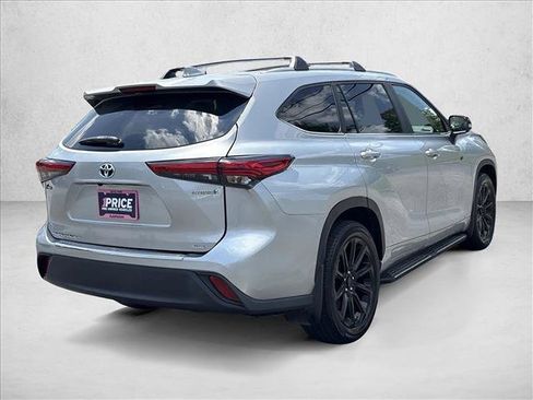 Used 2023 Toyota Highlander XLE AWD/4WD image 5