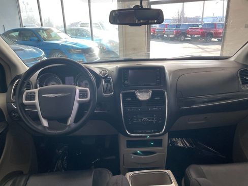 Used 2016 Chrysler Town & Country Touring image 23
