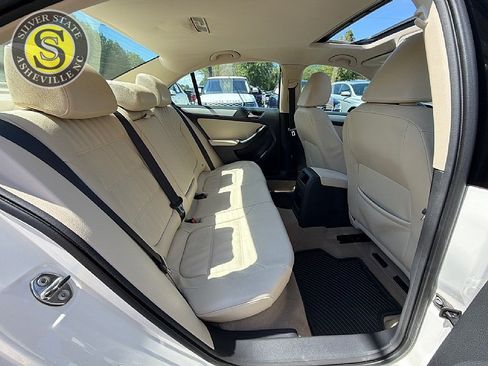 Used 2011 Volkswagen Jetta SEL FWD image 17