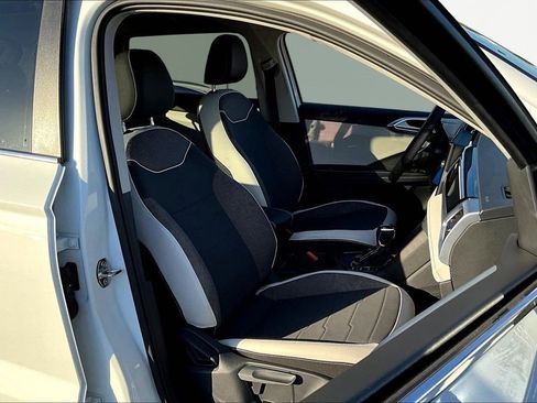 New 2026 Volkswagen Taos SE image 24