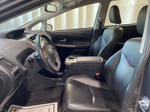 Used 2017 Toyota Prius V Four FWD image 16