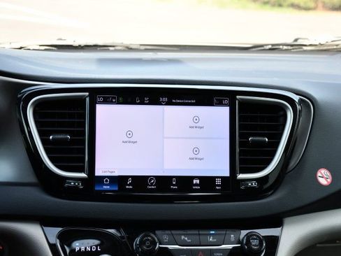 Used 2024 Chrysler Pacifica Touring-L image 24