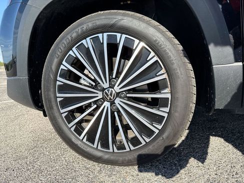 Used 2025 Volkswagen Taos SE FWD image 18